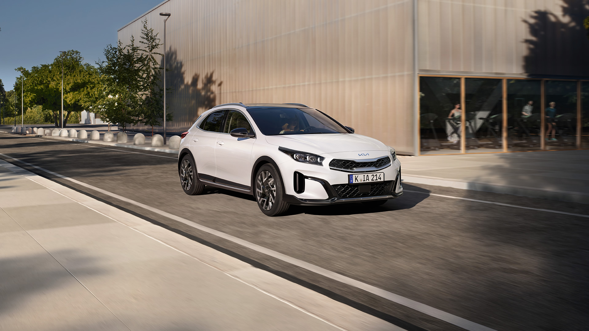 Kia XCeed von vorne rechts, weiß